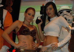 Las dos bellas modelos vestidas como Slave Leia y como Padme